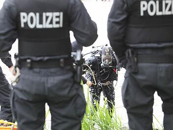 Die Polizei hat den bei Triefenstein im Main gefunden Leichnam identifiziert. Symbolbild: Sebastian Willnow/dpa