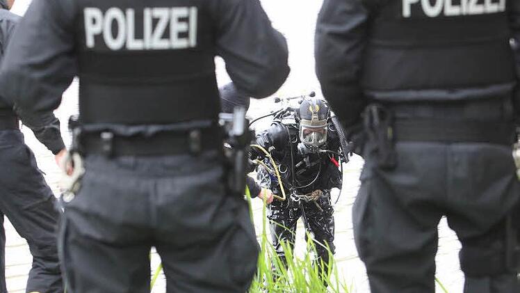 Die Polizei hat den bei Triefenstein im Main gefunden Leichnam identifiziert. Symbolbild: Sebastian Willnow/dpa