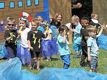 Die Buben und Mädchen führten einen "Wettertanz" auf.  Foto: Günther Geiling