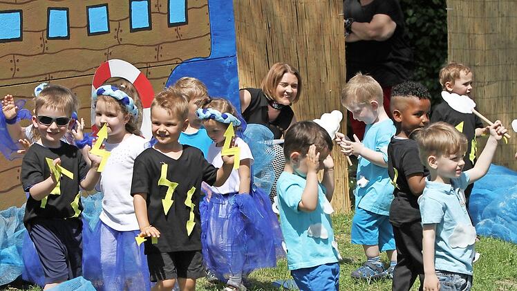 Die Buben und Mädchen führten einen "Wettertanz" auf.  Foto: Günther Geiling
