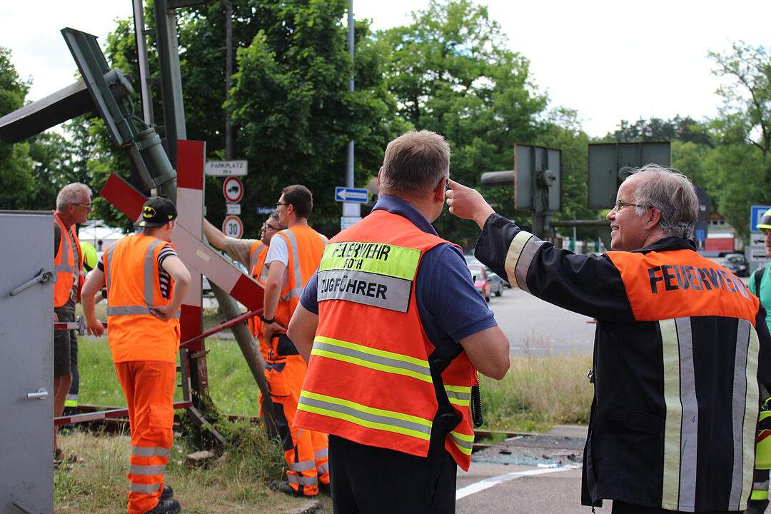 Auto fährt in Roth trotz Warnzeichen auf Gleise und wird von Zug erfasst