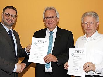 Der Bezirksleiter Franken im Deutschen Harmonika-Verband, Enrico Popp aus Bayreuth, nahm die Ehrung von Detlef Rammler aus Buckenhofen (rechts) und Michael Kredel (Mitte) vor. Foto: Mathias Erlwein
