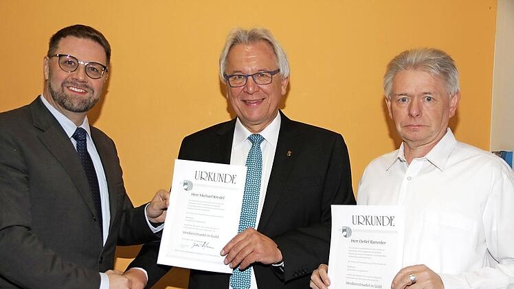 Der Bezirksleiter Franken im Deutschen Harmonika-Verband, Enrico Popp aus Bayreuth, nahm die Ehrung von Detlef Rammler aus Buckenhofen (rechts) und Michael Kredel (Mitte) vor. Foto: Mathias Erlwein
