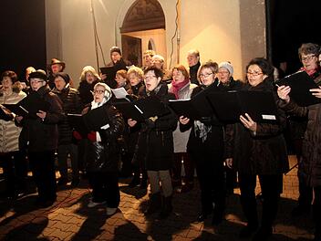Der Liederkranz lud zum Singen auf den Friedhof.  Foto: Richard Sänger