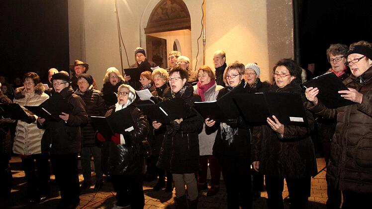 Der Liederkranz lud zum Singen auf den Friedhof.  Foto: Richard Sänger