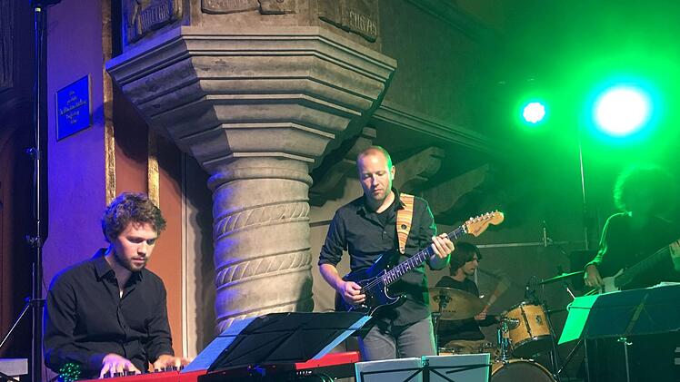 Mitreißender Auftritt vor zahlreichen Zuhörern: "Gospelrock und Band"  aus Erfurt unter Leitung von Oliver Debus  beim Gastspiel in St. Georg in Neustadt.Foto: Jochen Berger