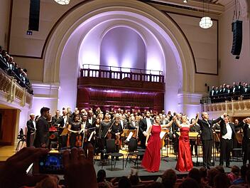 Abschlussbeifall für das Philharmonische Orchester des Landestheaters Coburg und (im Vordergrund von links) die Solistinnen Francesca Paratore und Laura Inco, Coburgs Generalmusikdirektor Roland Kluttig, der englische Dirigent Richard Cooke (Royal Choral Society) sowie der Londoner Tenor Peter Aisher.Foto: Simone Bastian