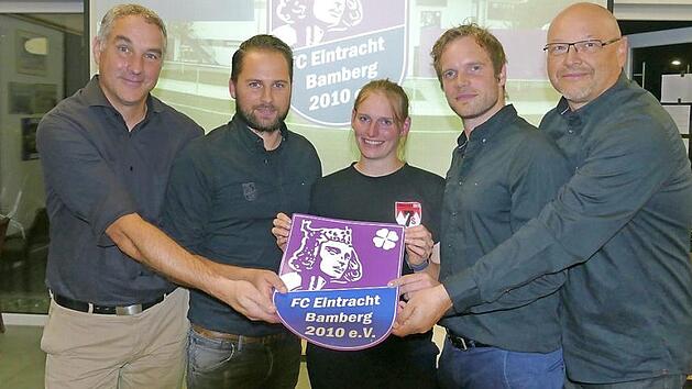 Jünger und weiblicher: Die 26-jährige Katrieke Kwauka verstärkt das Vorstandsteam des FC Eintracht. Neu mit dabei ist auch Christopher Neudecker als Schatzmeister (2. v. r.). In ihren Ämtern bestätigt wurden Sascha Dorsch, Jörg Schmalfuß und Bernd Kaufer (v. l.). Foto: Alexander Waltrapp