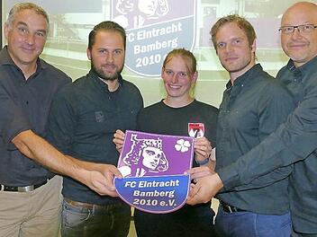 J&uuml;nger und weiblicher: Die 26-j&auml;hrige Katrieke Kwauka verst&auml;rkt das Vorstandsteam des FC Eintracht. Neu mit dabei ist auch Christopher Neudecker als Schatzmeister (2. v. r.). In ihren &Auml;mtern best&auml;tigt wurden Sascha Dorsch, J&ouml;rg Schmalfu&szlig; und Bernd Kaufer (v. l.). Foto: Alexander Waltrapp