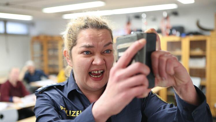 Starker Auftritt: In der Rolle der Polizistin Hannah Stein  betreibt Friedericke Pasch Aufklärungsarbeit im Klassenzeit - Aufklärungsarbeit zum Thema Mobbing einer Mitschülerin im Internet.Foto: Henning Rosenbusch