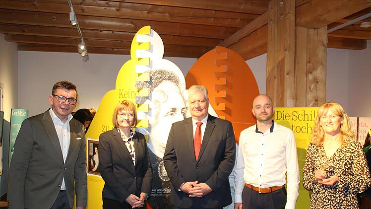 Bürgermeister Armin Warmuth, Cordula Kuhlmann vom  Landratsamt, Dienststellenleiter Axel Grzeszkowiak, Christoph Joa und Elfriede Böck freuen sich über die Ausstellung.