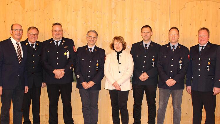 Für 25 Jahre ausgezeichnet: Andreas Seidenthal (ab 3.v.l.), Dierk Greß, Tobias Hahn, Stefan Hahn und Jochen Müller. Es gratulierten: Bürgermeister Dieter Muth (von links), Kreisbrandrat Benno Metz,  stellvertretende Landrätin Brigitte Meyerdierks ...