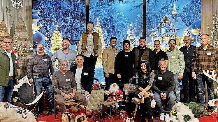 Die Geschäftsführerinnen und Geschäftsführer der Firmen im Gewerbegebiet Märzgrund in Schondra bei der gemeinsamen Weihnachtsfeier in der Herzi-Alm.