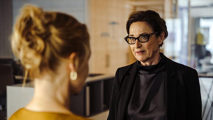 Viola (Christina Gro&szlig;e, links) kann von ihrer Chefin Hilde Roch (Charlotte Schwab) kein Lob erwarten. Im Gegenteil.