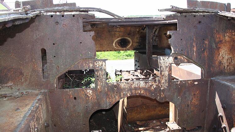 Löchrig wie ein Schweizer Käse präsentiert sich der "Sherman" 68 Jahre nach seiner Zerstörung. Die Bugpanzerung wurde demontiert.