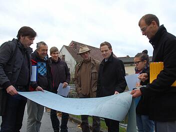 Architekt Klaus Herta (links) erläutert einen Ortsplan von Elsa. Foto: Rainer Lutz