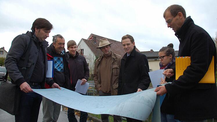 Architekt Klaus Herta (links) erläutert einen Ortsplan von Elsa. Foto: Rainer Lutz
