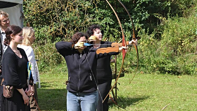 Das Bogenschießen auch Kraftanstrengung bedeutet, stellten diese beiden Damen fest als sie die Bogensehne spannten.
