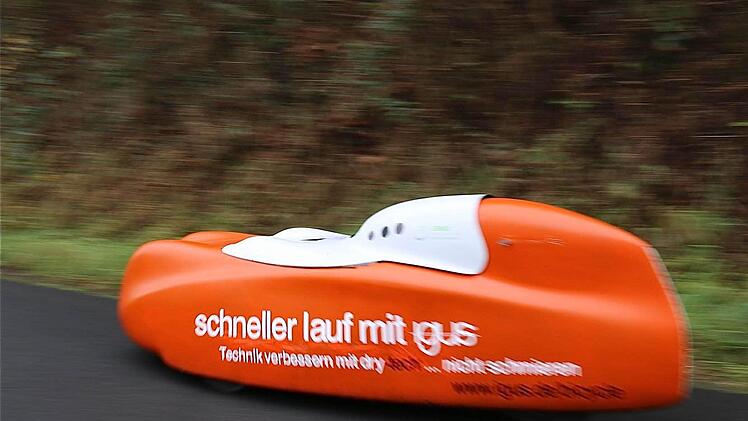 Die Velomobilisten betrieben Studien an der Abfahrt zwischen Elfershausen und Aura. Foto: Schaar