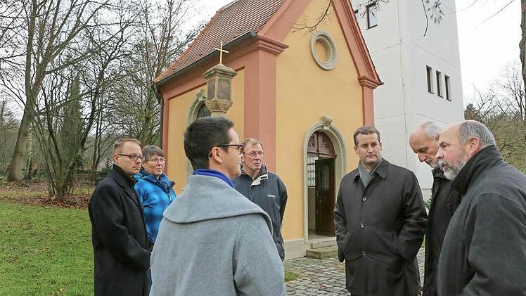Finanzreferent Bertram Felix (3.v.r.) macht sich im Beisein von Vertretern des Bürgervereins ein Bild von der sanierten Kapelle.