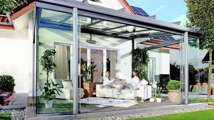 Unter einem Glasdach kann man den Terrassensommer in vollen Zügen genießen, auch falls es mal etwas kühler oder regnerisch wird.