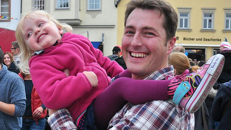Der Spaß am Haßfurter Straßenfest ist Alexander Vollkommer aus Wonfurt und seiner Tochter Jule anzusehen.