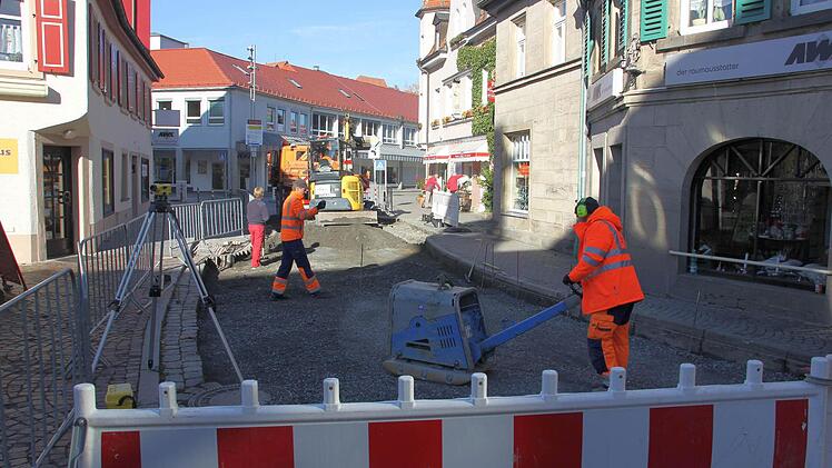Der Schotter wird mit einer Rüttelplatte verdichtet.  Foto: Friedwald Schedel
