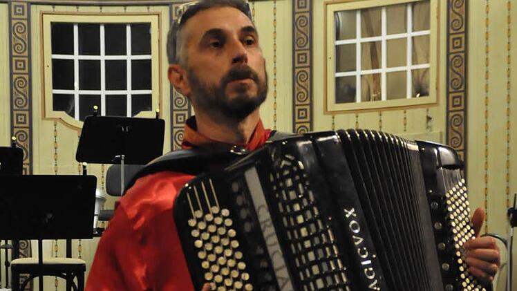Yevgenij Okunyev bezauberte die Zuhörer mit dem Akkordeon.  Foto: Klopf