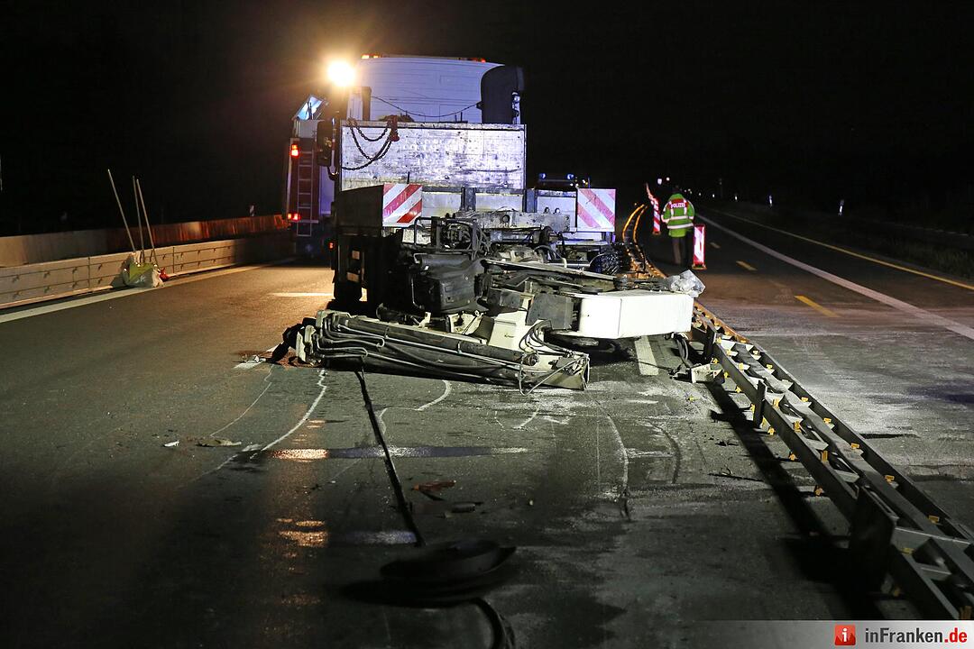 Lkw bleibt mit Kran-Aufbau an Autobahnbrücke hängen