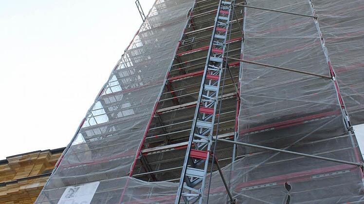 Außen am Gerüst ist der Aufzug für Arbeiter und Material angebracht. Foto: Popp