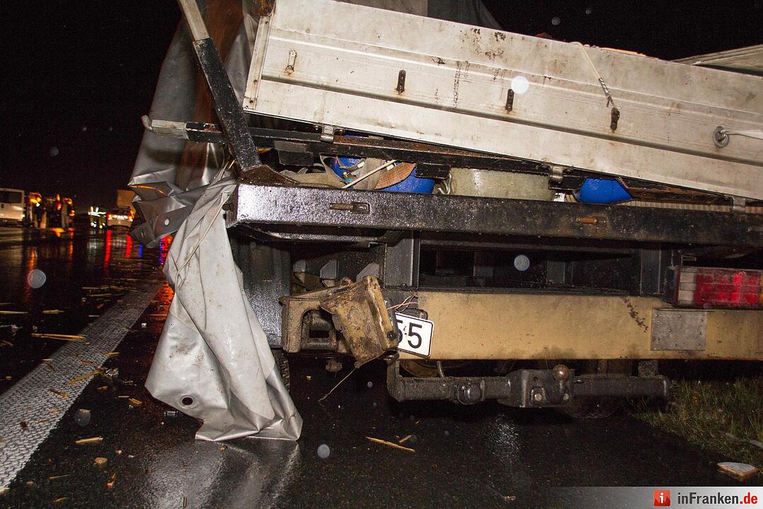 Achsbruch führt zur Vollsperrung – Sieben Fahrzeuge durch herumfliegende Ladung beschädigt