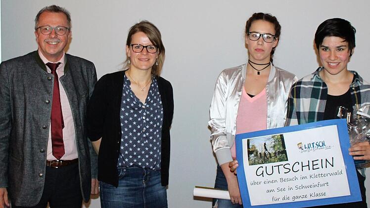 Stellvertretender Landrat Emil Müller beglückwünscht die Sieger des Wettbewerbs, die Klasse F 7/8 der St. Martin Förderschule Riedenberg und ihre Lehrerin Sabrina Weismantel.  Foto: Julia Raab