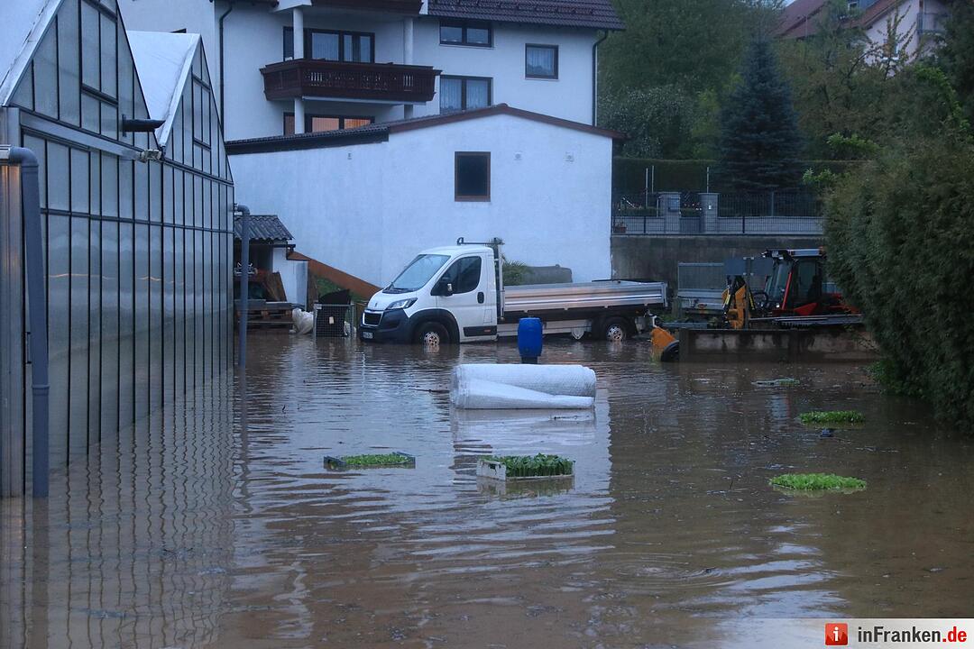 Land unter in Mittelfranken: Massive Regenmengen treffen das Nürnberger Land - Sittenbach komplett über die Ufer getreten – Straßen teilweise bis zu 50 Zentimeter unter Wasser – Gärtnereibetrieb komplett überflutet – Zahlreiche Keller vollgelaufen