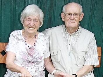 Arm in Arm sitzen Lydia (84) und Lorenz Nußgräber (86) auf dem Bänkchen neben dem Taubengehege - der Lieblingsplatz des Jubelpaares. Beide sind seit 65 Jahren verheiratet. Foto: Sonny Adam