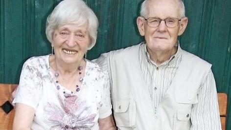 Arm in Arm sitzen Lydia (84) und Lorenz Nußgräber (86) auf dem Bänkchen neben dem Taubengehege - der Lieblingsplatz des Jubelpaares. Beide sind seit 65 Jahren verheiratet. Foto: Sonny Adam