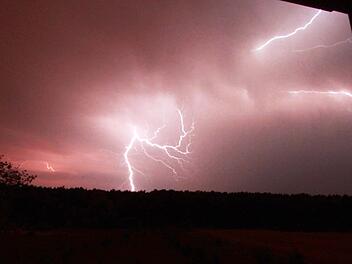 Für den Donnerstagabend hat der DWD eine amtliche Warnung vor starken Gewittern in Teilen Frankens ausgesprochen. Symbolbild: Archiv