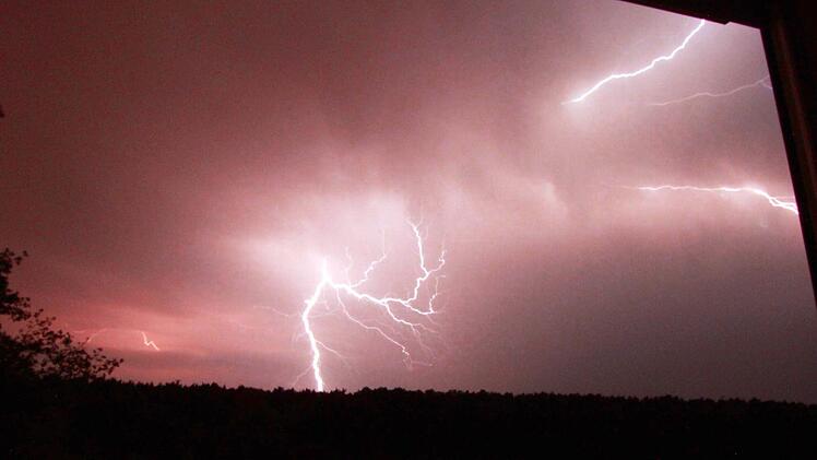 Für den Donnerstagabend hat der DWD eine amtliche Warnung vor starken Gewittern in Teilen Frankens ausgesprochen. Symbolbild: Archiv
