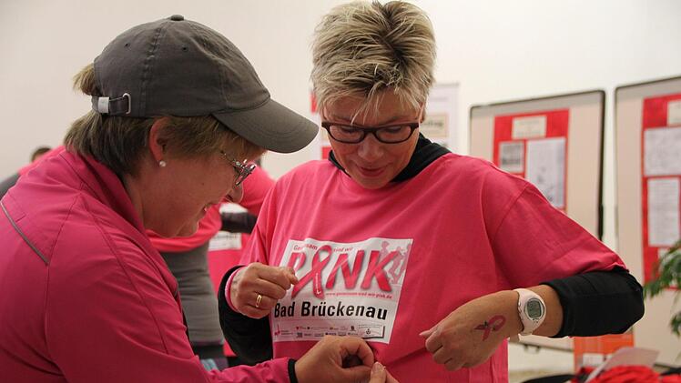 Jährlich am 3. Oktober laufen in Bad Brückenau Frauen zugunsten der Brustkrebsvorsorge. Foto: Ulrike Müller