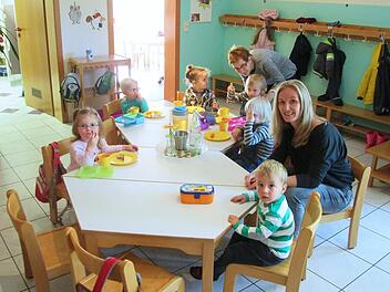 Sichtlich wohl fühlen sich die Kinder und das Personal im erneuerten Auraer Kindergarten, wo jetzt mehr Platz zur Verfügung steht. Foto: Winfried Ehling