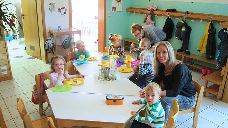 Sichtlich wohl fühlen sich die Kinder und das Personal im erneuerten Auraer Kindergarten, wo jetzt mehr Platz zur Verfügung steht. Foto: Winfried Ehling