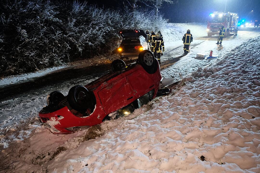 Kreis ERH: Unfall auf spiegelglatter und verschneiter Fahrbahn