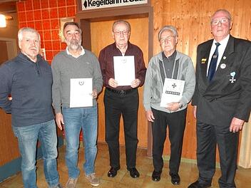 Ehrungen standen bei der  Soldaten- und Kriegerkameradschaft Wildflecken an: (von links)  stellvertretender Vorsitzender Klaus  Schuhmann, Jürgen Peterek, Manfred Wagner, Ehrenmitglied Dieter Zurek  und  Vorsitzender Ottmar Bohn. Foto: Marion Eckert