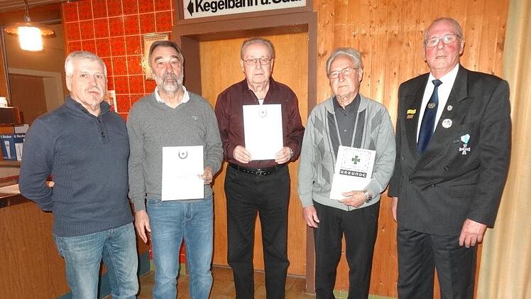 Ehrungen standen bei der  Soldaten- und Kriegerkameradschaft Wildflecken an: (von links)  stellvertretender Vorsitzender Klaus  Schuhmann, Jürgen Peterek, Manfred Wagner, Ehrenmitglied Dieter Zurek  und  Vorsitzender Ottmar Bohn. Foto: Marion Eckert