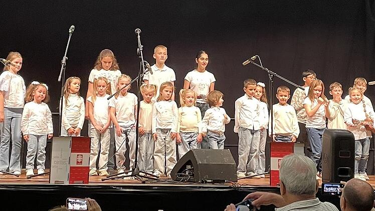 Der interkulturelle Kinderchor der Caritas präsentierte unter anderem das Lied „Hand in Hand“ und sang dieses in deutscher Sprache. Ein sehr gelungenes Beispiel für Integration.