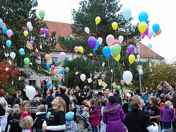 Ein kunterbuntes Geburtstagsgeschenk:  100  Jubiläums-Luftballons ließen die Schüler in den Himmel aufsteigen.  Fotos: Karl Klippel
