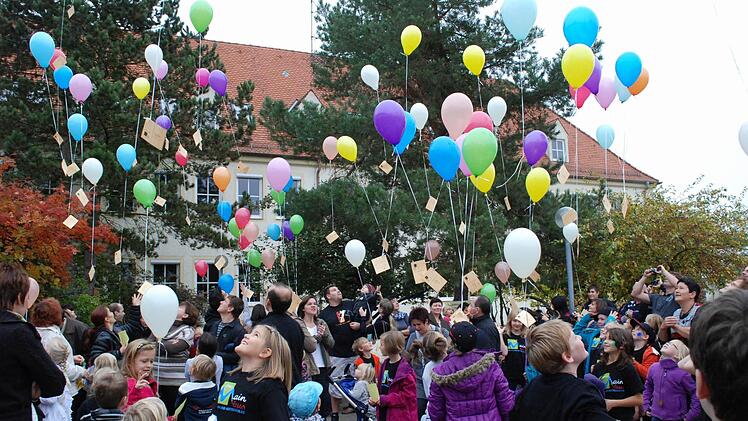 Ein kunterbuntes Geburtstagsgeschenk:  100  Jubiläums-Luftballons ließen die Schüler in den Himmel aufsteigen.  Fotos: Karl Klippel