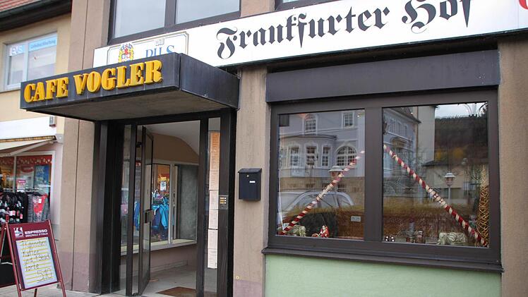 Außenansicht: Die Fenster sind schon dekoriert...