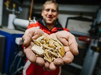 Michael Bohl heizt mit groben Holzspänen. Dadurch ist er unabhängig von schwankenden Öl- und Gaspreisen.  Foto: Hendrik Steffens