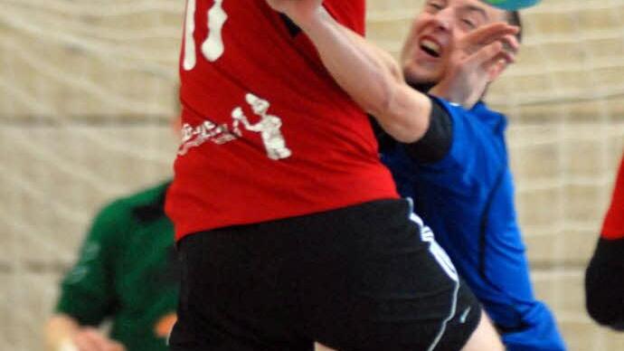 Den Herzogenaurachern um Philipp Wolf (rotes Trikot) fehlten in der Schlussphase des Endspiels die Kraftreserven.