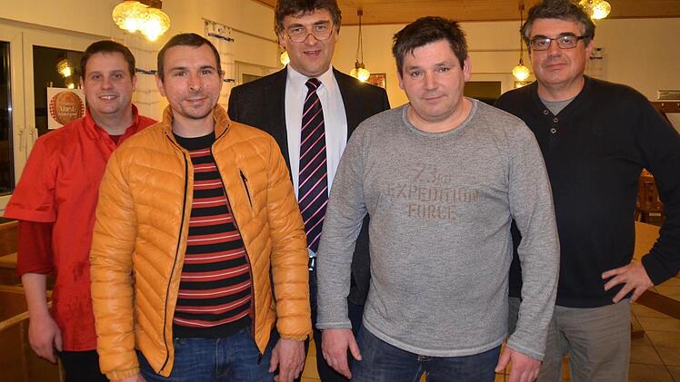 Initiator der Vereinsgründung Kilian Moritz (mitte) mit dem Vorstand. Das sind von links: 1. Vorsitzender Markus Alles (Frauenroth), Kassierer Mirko Gensler (Unsleben), 2. Vorsitzender Alfred Kaiser aus Aidhausen sowie Schriftführer Jürgen Straub (Innung Rhön-Grabfeld und Schweinfurt). Foto: Kathrin Kupka-Hahn